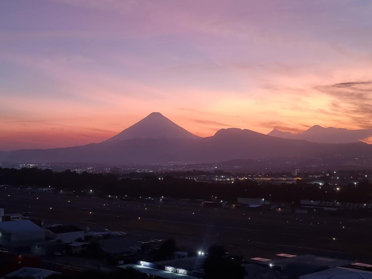 Amazing Volcano Views In Front Of Airport Guatemala City Екстериор снимка