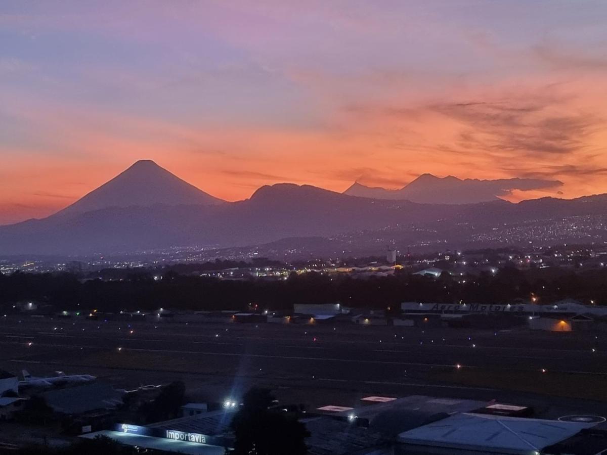 Amazing Volcano Views In Front Of Airport Guatemala City Екстериор снимка